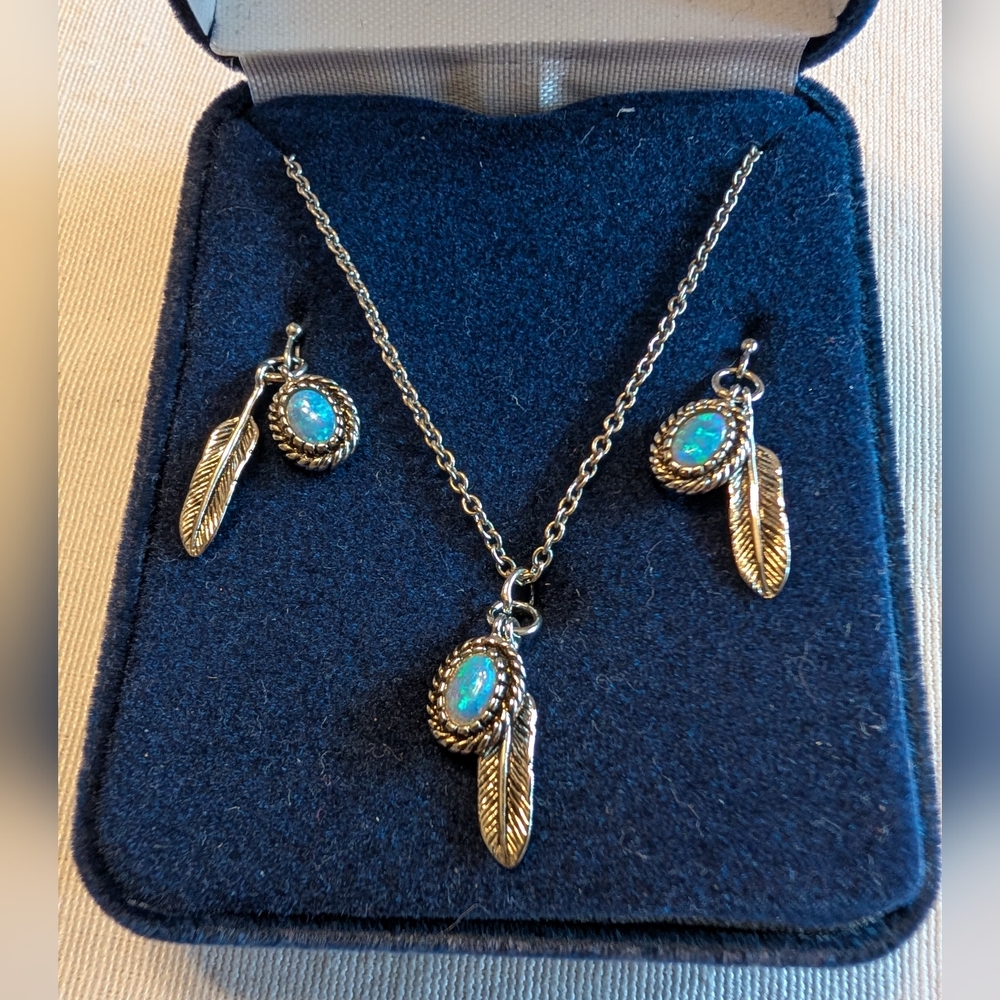 New In Box Montana Silversmiths Opal & Feather Necklace & Earrings Set - Picture 2 of 10